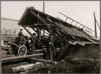 Kranbrygga har vält vid transport mellan Aseas mekaniska verkstad och Västerås bangård april 1937.