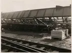 Kranbrygga har vält under transport mellan Aseas mekaniska verkstad och Västerås bangård april 1937. Stockholm - Västerås - Bergslagens Järnväg, SWB godsvagn 620.