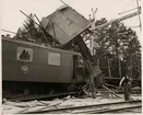 Statens Järnvägar, SJ D 595 med godsvagn på taket efter olycka i Mellansjö augusti 1945.