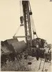 Urspårning vid Älvho 1950. Ångkran försöker lyfta tendern på Statens Järnvägar, SJ E10 1744.
