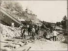 Uppröjningsarbete efter raset i Getå den 1 oktober 1918. Statens Järnvägar, SJ ABo3 2466 ligger i slänten.