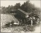 Röjningsarbete efter raset i Getå den 1 oktober 1918. Statens Järnvägar, SJ ABo3 2466 är ett av de drabbade fordonen.
