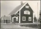 Vy vid Bodträsk Stationsstuga. Hållplats anlagd 1915. En- och en halv vånings stationshus i trä. Hållplats öppnad 1911-01-01.  Även lastplats 1917-08-01. 2 rum och kök.Stationen stängde helt 1986-06-01.Banvakten var även platsvakt. Nytt tak 2009. Sålt till permanentbostad som  2010.