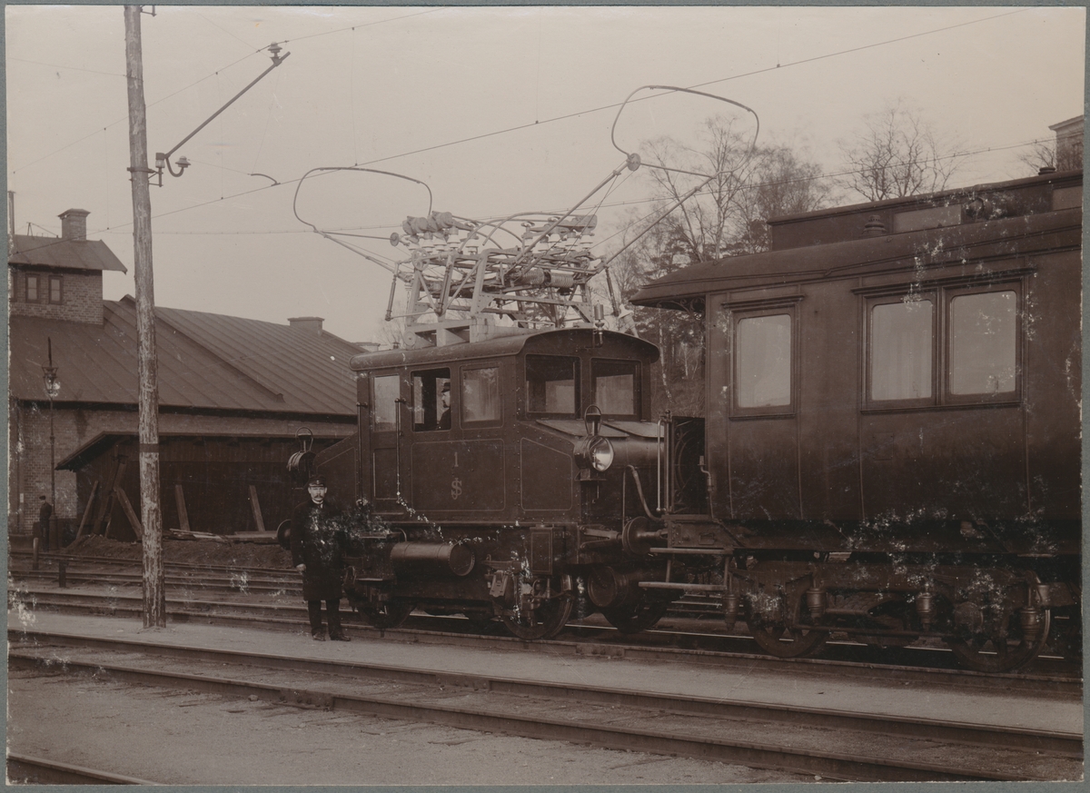 Försöksbanan Tomteboda - Värtan..
Westinghouse-lok. Statens Järnvägar SJ ellok 1 och personvagn Bo3 1506.