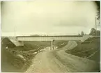 Klintfors. Statens Järnvägar, SJ. Bro över och vägport vid Klintforsån i juli 1911. Elektrifierades 1997.