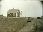 Stationsstuga i Röjnoret.Stationen öppnades 1912. Banan elektrifierades 1997.