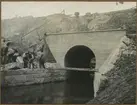 Dubbelspårsbyggnaden mellan Alingsås - Olskroken. Lerån på linjen Floda - Lerum. Förlängningen av den gamla kulverten.