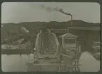 Bro över Götaälv, Nuvarande Marieholmsbron byggdes 1908 och togs ibruk mars 1909. Den ersattes av betong 1996. Till vänster stationen Göteborg-Tingstad.