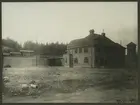 Stationshuset invigdes 1921. Anläggandet av dubbelspåret mellan Rönninge och Ström.