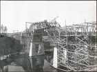 Färdigställande av klaffbron över Södertälje kanal.