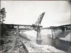 Färdigställande av klaffbron över Södertälje kanal.