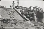 Bro över Ume-älv. Uttagning av plåtspann för västra älvfåran,maj 1924.