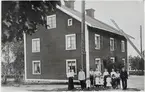 Midsommarafton i Korsnäs. Tekla Andersson, fjärde från höger, med döttrarna Astrid och Ingrid i spetshattar. Astrid håller mor Tekla i handen.