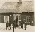 Byråchef vid Statens Järnvägars Maskinbyrå, Karl August Svensson, på tjänsteresa. Här vid Rensjön station.