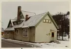 Stationshuset byggdes 1893.Det nya stationshuset är ritat av arkitekt Yngve Rasmussen från Göteborg.