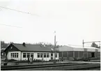 FJ hade ett lokstall med plats för två lok, uppfört 1904. Lokstallet kvar som industribyggnad 1988. Omlastningsskjul uppfördes 1929 .Station anlagd 1902. Tvåvånings stationshus i trä.
Nytt stationshus byggt 1964.
FJ , Falkenbergs Järnväg
BAJ , Borås - Alvesta Järnväg