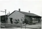 Stationen anlades 1867. Stationshus i trä, Habo-modellen, ersatt av envånings tegelbyggnad 1949. Pressbyråkiosk