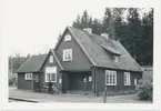 Station uppförd 1917. Envånings i trä, byggt i vinkel. Stationshuset såldes 1974 och ersattes med en öppen väntkur. Hållplatsen öppen till banan lades ned 1985-06-02