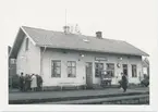 Station anlagd 1877. Envånings putsat stationshus. 1886 anlades här en lastplats, som 1902 blev station och ett stationshus byggdes. Gemensam post- och järnvägsstation. Nu obemannat och med elektrisk påstigningssignal