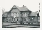 Stationen öppnades 1877. Tvåvånings stationshus i tegel. Expeditionslokalerna och väntsalen utökades 1905 och därmed flyttades tjänstebostaden för stationsföreståndaren till andra våningen. Stationen öppnades 1877-09-01. Endast hållplats fram till 1881 då ett provisoriskt stationshus uppfördes. Kombinerad poststation från 1877-09-15. Nytt stationshus uppfört 1886, tillbyggt 1906 och ytterligare ombyggt 1936. Lokstall för tio lok år 1945. Strax norr om stationen står den så kallade Pella-stenen till minne av en banvakt som blev påkörd där .
Landeryd hus 1