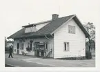 Station anlagd 1882. Envånings stationshus i trä.