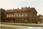 Svedala station 1971. Malmö - Ystad Järnväg, MYJ. Stationen öppnades 1874. Det första stationshuset byggdes 1880. Det andra stationshuset byggdes 1894. Banan elektrifierades 1996.