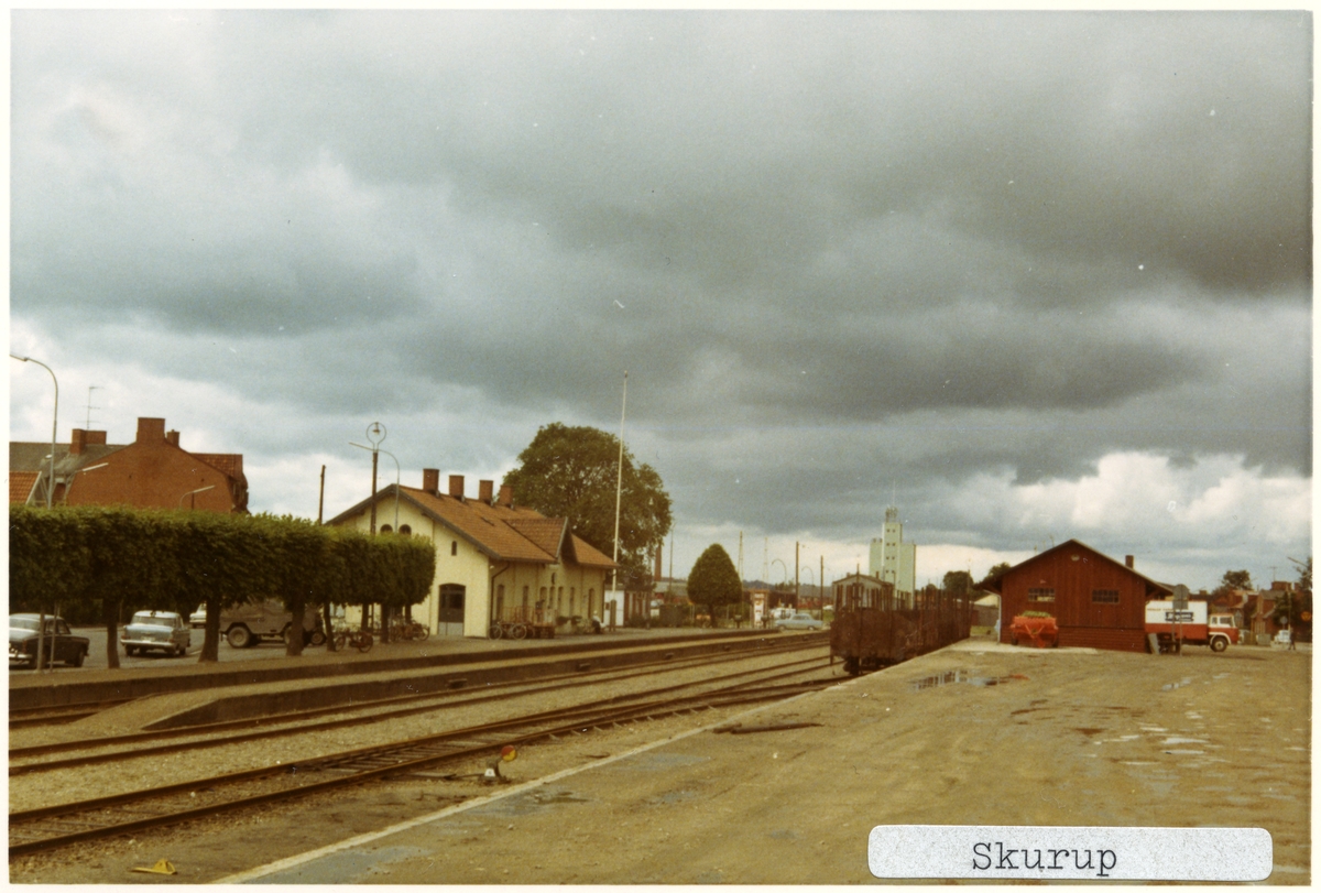 Skurup station 1971. Malmö - Ystad Järnväg, MYJ. Stationen öppnades 1874. Stationshuset byggdes 1874 och byggdes om 1902.  Övergick till Statens Järnvägar, SJ 1941. Banan elektrifierades 1996.