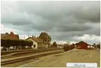 Skurup station 1971. Malmö - Ystad Järnväg, MYJ. Stationen öppnades 1874. Stationshuset byggdes 1874 och byggdes om 1902.  Övergick till Statens Järnvägar, SJ 1941. Banan elektrifierades 1996.