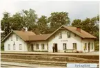 Rydsgård station 1971. Malmö - Ystad Järnväg, MYJ, MYJ. Stationen öppnades 1874. Stationshuset byggdes 1876 och avbemannades1978. Godstrafiken lades ned 1987. Övergick till Statens Järnvägar, SJ 1941. Banan elektrifierades 1996.