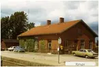 Rynge station 1971. Malmö - Ystad Järnväg, MYJ. Stationen öppnades 1874. Stationshuset byggdes 1874 och avbemannades 1965. Persontrafiken lades ner 1975. Övergick till Statens Järnvägar, SJ 1941. Banan elektrifierades 1996.