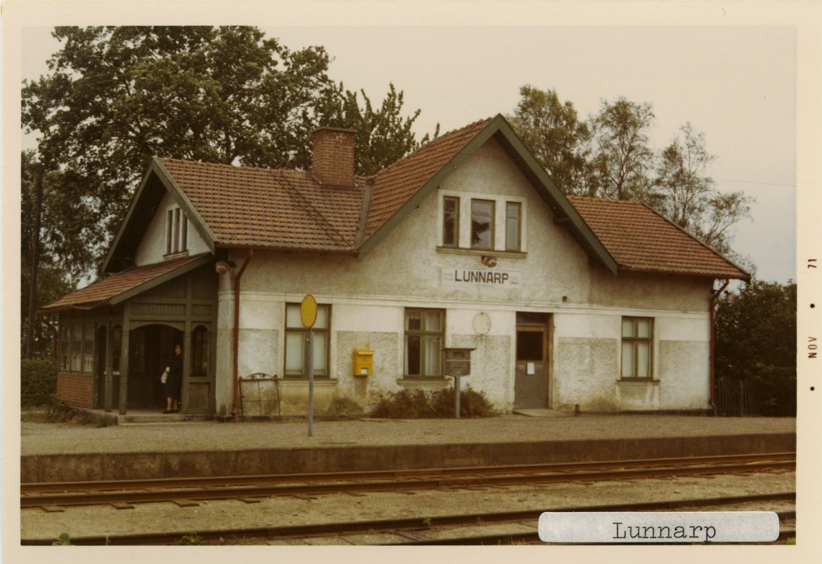 Lunnarp station 1971. Simrishamn - Tomelilla Järnväg, CTJ. Stationen öppnades 1882. Det första stationshuset byggdes 1882 och ett nytt byggdes 1915, som finns kvar som privatbostad. Gick över till Malmö-Tomelilla Järnväg, MöToJ 1896 och till Statens Järnvägar, SJ 1943. Banan elektrifierades 1996.