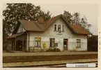 Lunnarp station 1971. Simrishamn - Tomelilla Järnväg, CTJ. Stationen öppnades 1882. Det första stationshuset byggdes 1882 och ett nytt byggdes 1915, som finns kvar som privatbostad. Gick över till Malmö-Tomelilla Järnväg, MöToJ 1896 och till Statens Järnvägar, SJ 1943. Banan elektrifierades 1996.