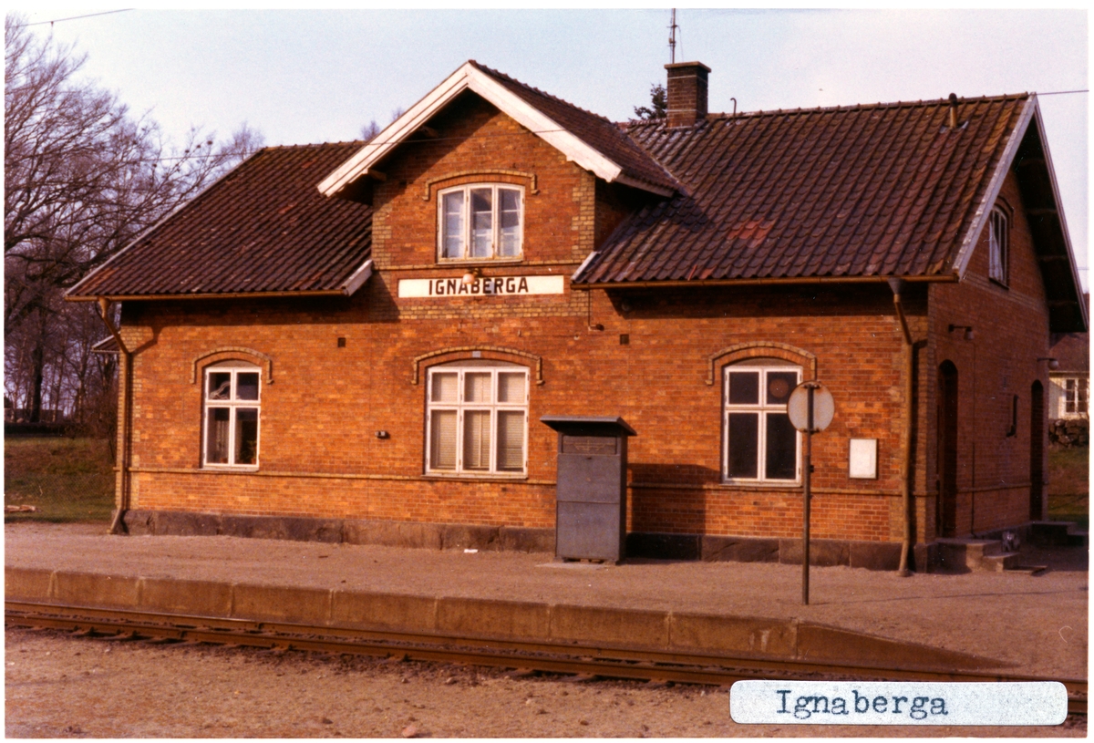 Stationen byggd 1865, Stationen öppnad som anhaltsstation med en banvaktsstuga. Ett stationshus uppfördes 1904, tillbyggt 1916. Elektrifeiringen kom 1955. Persontrafiken slut 1 juni 1975. En- och enhalvvånings stationshus i tegel. Riven under våren 2007.