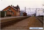 Stationen byggd 1865, Stationen öppnad som anhaltsstation med en banvaktsstuga. Ett stationshus uppfördes 1904, tillbyggt 1916. Till SJ 1944. Elektrifeiringen kom 1955. Persontrafiken slut 1 juni 1975. En- och enhalvvånings stationshus i tegel. Riven under våren 2007. Fabriksbyggnad av något slag till höger i bild.