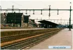 Stationshus i sten, byggt 1863, Tillbyggt 1876 och 1890. Nytt stationshus i tegel 1919, invigt 1921. Vid södra infarten låg SJ:s växtdepå. Ett äldre lokstall ersattes av ett sjuportars med vändskiva.