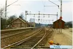 Stationen från 1875, Envånings stationshus i tegel. Väntsalen tillbyggd omkring 1920. Till SJ 1940. Elektriferingen kom  1943. Stationen som revs i början av 1970-talet. Kur uppfördes då när stationen fösvann. En Saab och Volvo står bakom stationen.