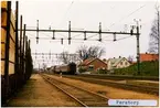 Stationhus från 1875 envånings stationshus i tegel med två gavlar mot banan. Förlängt och ombyggt i slutet av 1950-talet till nuvarande utseende. Godsmagasinet revs i maj 1987. En banvaktsstuga snett emot stationshuset revs på 1970-talet. I början av 1970-talet byggdes en väntkur. Till SJ 1940. Elektriferingen kom 1943. Ett Rc lok på väg in.