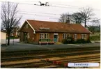 Stationhus från 1875 envånings stationshus i tegel med två gavlar mot banan. Förlängt och ombyggt i slutet av 1950-talet till nuvarande utseende. Godsmagasinet revs i maj 1987. En banvaktsstuga snett emot stationshuset revs på 1970-talet. I början av 1970-talet byggdes en väntkur. Till SJ 1940. Elektriferingen kom 1943.