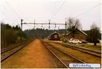 Stationshus från 1875, Delvis ombyggt, sålt 1974 till privatbostad. Kvar år 1991 var även godsmagasin, uthus och lastkaj. Väntkur uppförd på 1970-talet. Persontågsuppehållen indragna fr 23 maj 1971. Till SJ 1940. Elektriferingen kom 1943. Arbetsfordon på spåret de arbetar med kontaktledningarna.