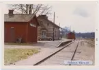 Stationen byggd 1893, station öppnad 15 mars 1895 med stationshus. Uthus och godsmagasin finns kvar. Hette tidigare VÄRSJÖ namnet ändrades 10 maj 1945. Envånings stationsbyggnad i tegel.Till SJ 1940. Persontrafiken nedlagd 1968. En Volvo Pv vid stationen, en skottkärra vid damerenas dörr.