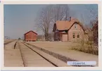 Stationen öppnad 1900. Stationshuset byggt 1901 och är ett en- och en halvvånings stationshus i tegel .Var under senare delen av trafiktiden håll- och lastplats. Finns kvar som privatbostad. Uthus, godsmagasin, lastkaj och plattform finns också kvar.Samtliga byggnader ligger på banans norra sida. Banvallen är nuförtiden en cykelled.