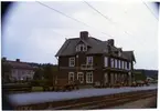 Byggnad av trä i två våningar, byggår 1892. Stationshuset är av samma modell som det i Jörn