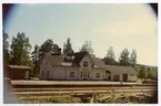 Ekträsk station. Stationshus av Byskemodellen, byggår 1893.