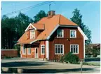 Station anlagd 1913. En- och enhalvvånings stationshus i trä.