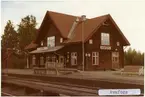 Trafikplats anlagd 1915. En- och en halv vånings stationshus i trä.