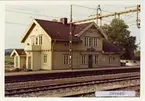 Stationshuset är nu rivet.Station övertagen av SJ 1894. 
En- och enhalvvånings stationshus i trä.
S&NJ, Sverige & Norge Järnväg