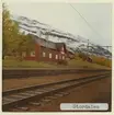 Vy vid Stordalen.Trafikplats anlagd 1902. Station 1908 med stations hus.Stationhuset utformades enligt typritningar av SJ:s chefsarkitekt Folke Zettervall och är ett1 1/2 plan stationshus i trä T-formigt med en flygel bakåt. Alla tre gavlarna har ett niorutigt fönster i övervåningen. Elektrifierad 1915. Godstrafik upphör 1933-03. Persontrafik för helår upphör 1986-09-29.Stationen upphör totalt 1997. Stations byggnaden är såld.