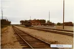 Stationen byggdes 1961.Linjen har aldrig haft persontrafik utan byggdes för skogsindustrins transporter då främst till Kargsborgs pappersbruk. Att järnvägen inte går tiil de större städerna utmed kusten har medfört ett stort problem för att kunna köra persontrafik Sträckan Morjärv-Haparanda har dessutom låg standard och besvärlig bangeometri för godstågen, samtidigt som den används av den tämligen betydelsefulla godstrafiken mellan Norge-Sverige och Finland -Ryssland. man beslöt att elektrifiera och rusta upp den befintliga linjen Boden-Morjärv-Kalix. Första spadtaget på den nya banan togs i september 2006 och det första eltåget till Kalix gick i december 2011. Under 2012 beräknas även den helt nya järnvägen från Kalix till Haparanda tas i bruk. Linjen Morjärv-Karungi-Haparanda kommer då att läggas ned.