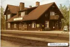 Stationen anlagd 1898 med tvåvånings stationshus i trä. Stationshuset är flyttat till MalmBanansvänners museum, MBv museum i Karlsvik, Luleå. Namnet ändrades från Koskulls kulle till Koskullskulle 1910-08-27