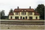 Station anlagd 1901. Tvåvånings putsat stationshus.